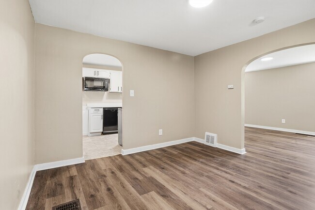 Building Photo - 624 Elm Dr
