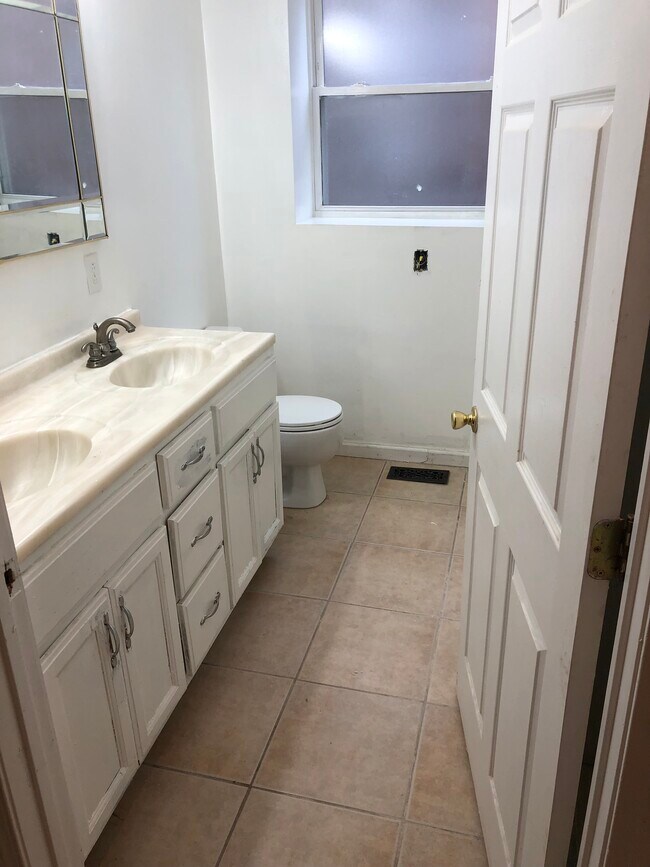 Building Photo - 5962 Oakherst Plz