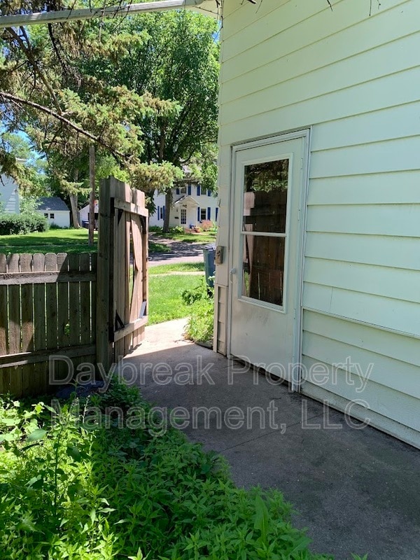 Building Photo - 709 4th St S