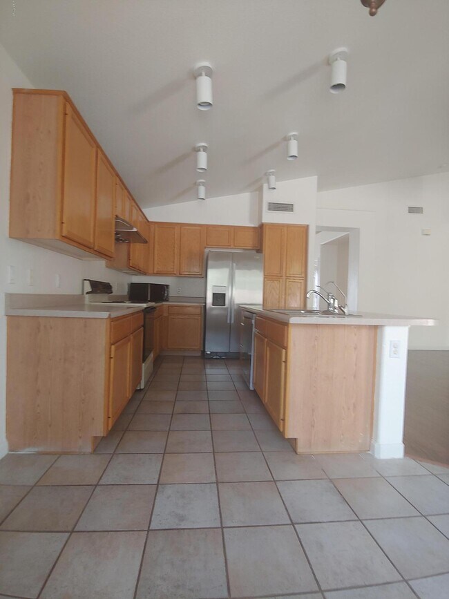 Building Photo - 1110 W Raven Dr