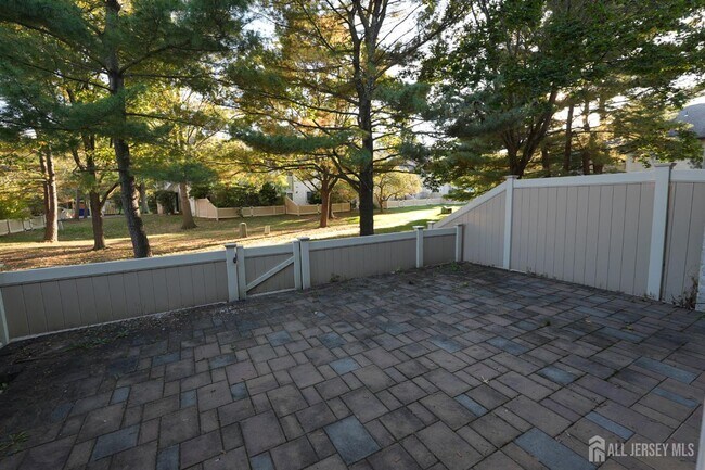 Building Photo - 151 Tennyson Dr