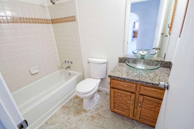 Building Photo - Comfortable home on a cul-de-sac with a great floorplan.
