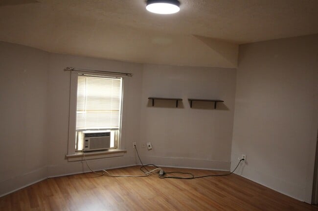 Building Photo - 11 Elm St