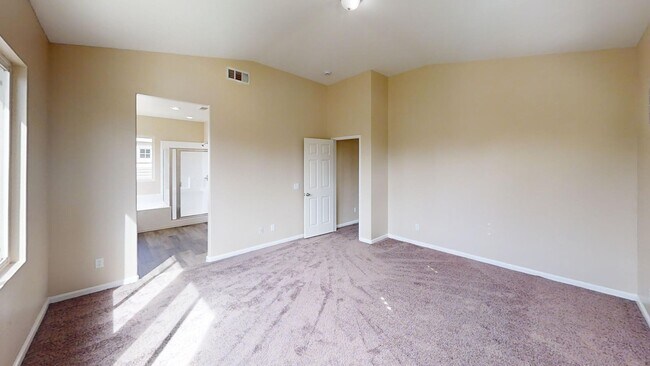 Building Photo - Beautiful Newly Upgraded 4 bedroom 3 bathr...