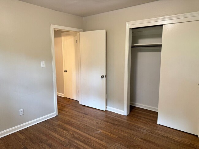 Building Photo - 907 Elwood Dr
