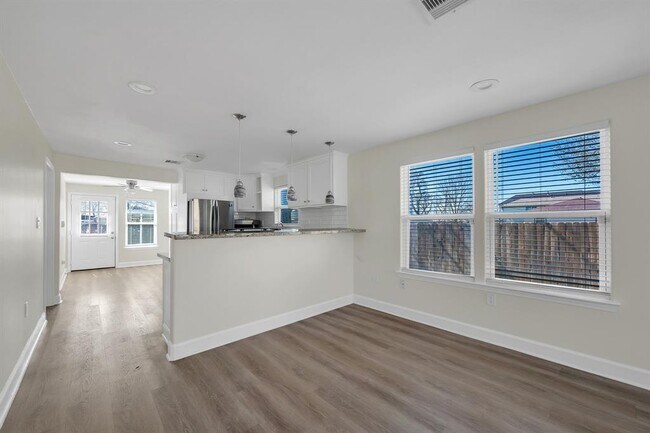 Building Photo - 632 E 38th St