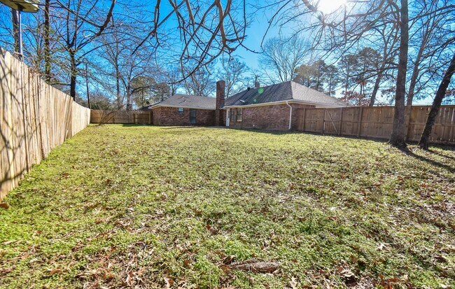 Building Photo - Available Now! Stunning 3 Bed 2 Bath in Fl...