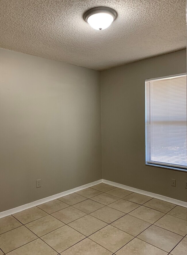 Building Photo - Spacious 2 Bed/2 Bath Single Story Townhom...