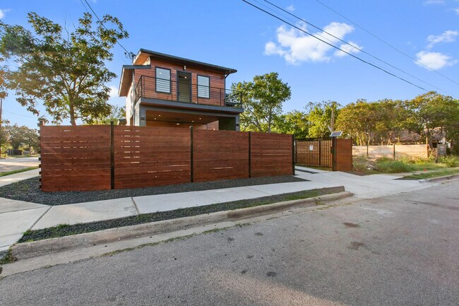 Building Photo - 1710 Brassie St