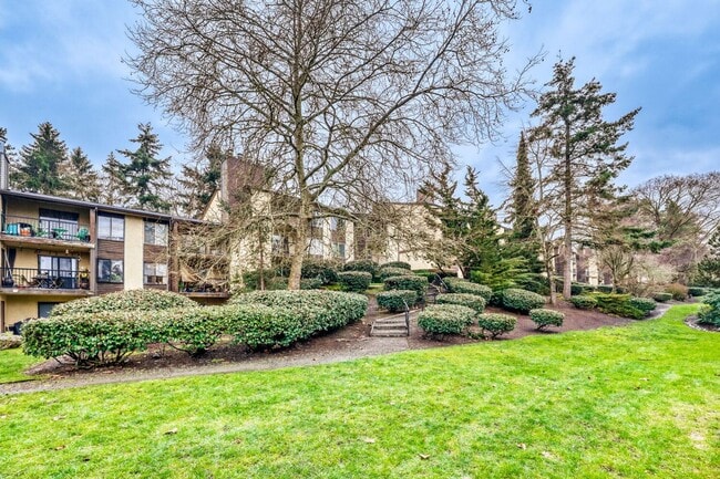 Building Photo - Top Floor 2bed/2bath in an Exclusive Community in the heart of Kirkland, WA!