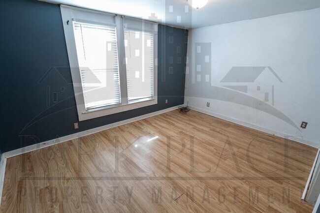 Building Photo - 734 E Morris St