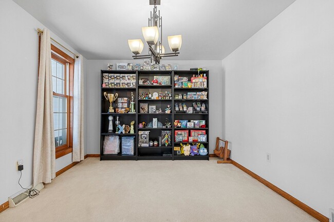 Building Photo - 5 BEDROOM 4.5 BATH PRIVATE BACKYARD