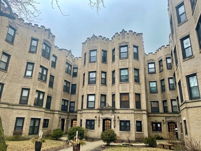 Building Photo - 7062 N Wolcott Ave