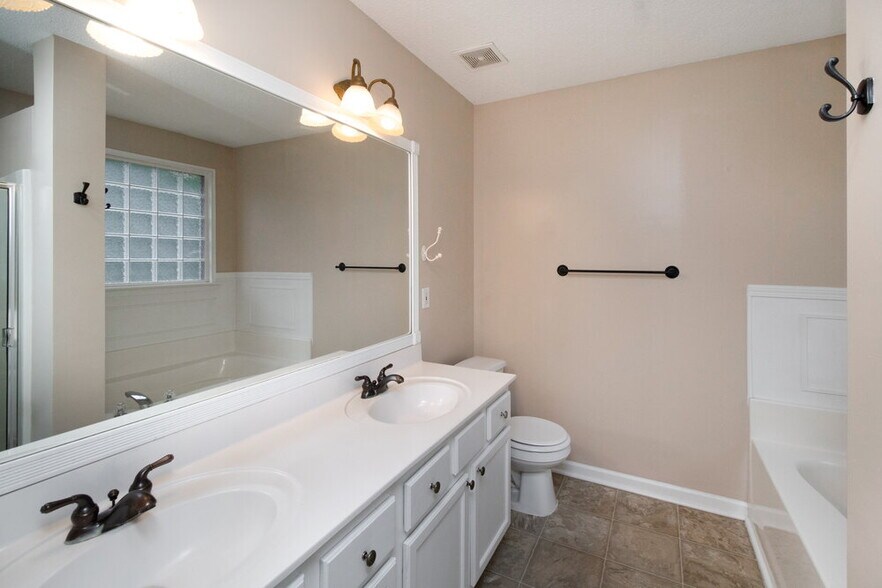 Building Photo - 8810 Laurel Run Dr