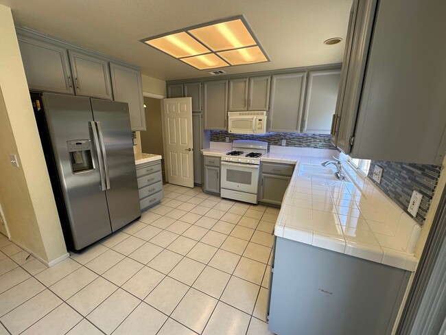 Building Photo - Beautiful 4 Bedroom, 2.5 Bath Tracy Home