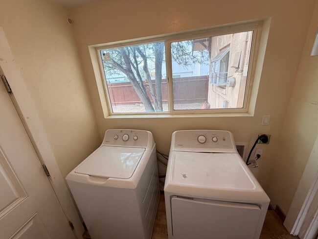 Building Photo - 1030 E 7th St