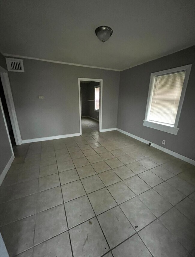 Building Photo - Renovated house in quite Neighborhood