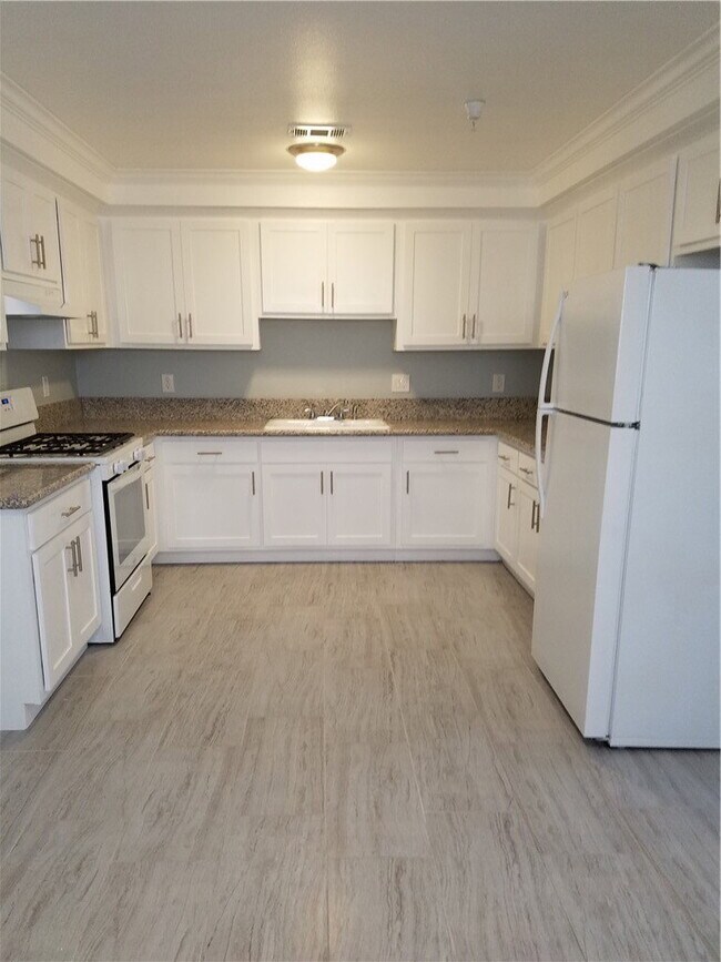 Building Photo - 706 W 104th Pl