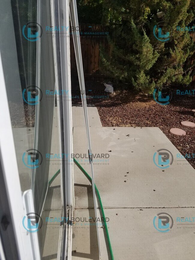 Building Photo - 1/2 MONTH FREE!! Amazing 4 Bedroom 2.5 Bat...