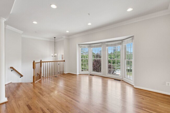 Building Photo - Beautiful 3-level colonial-style town home...
