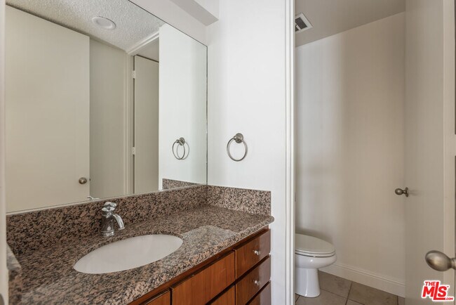 Building Photo - 4171 Del Mar Ave