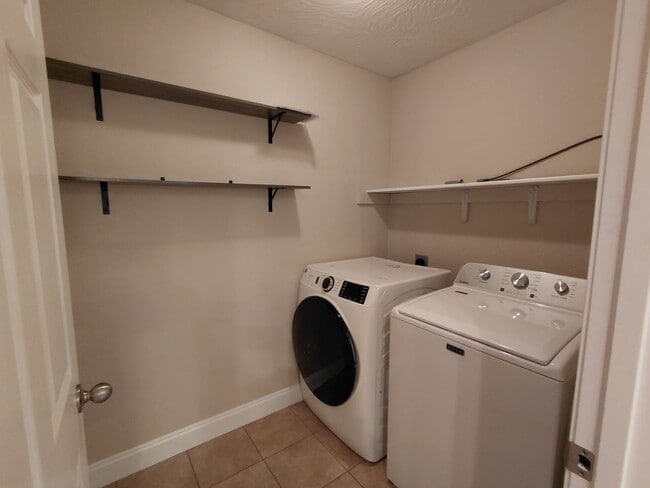 Building Photo - Beautiful home close to post