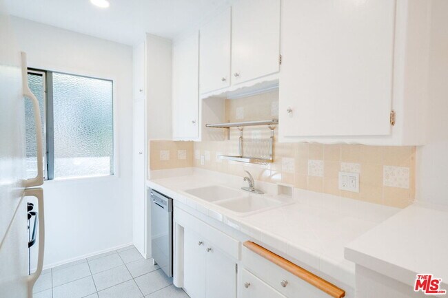 Building Photo - 1037 11th St