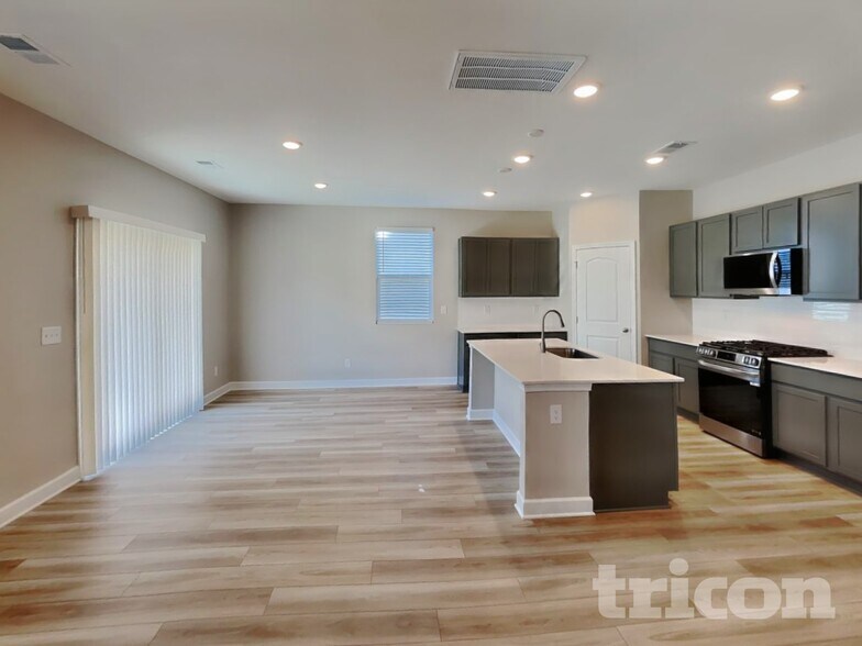 Building Photo - 251 W Millbrook Dr