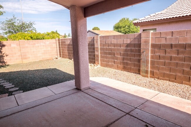 Building Photo - Charming 3-bedroom, 2-bathroom Home w/ 2 C...