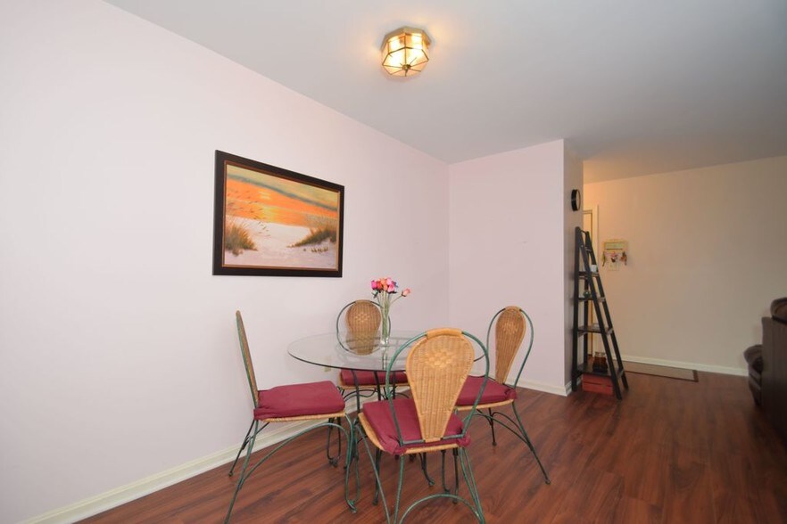 Building Photo - 620 Manatawny St