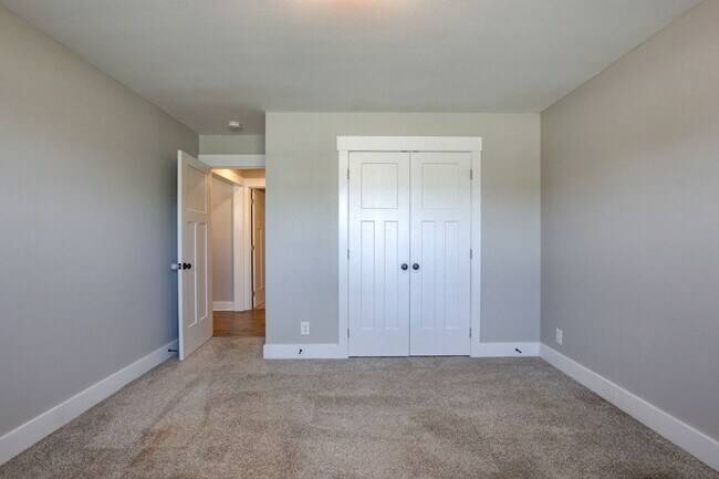 Building Photo - Fresh and Clean 3 bed/2 bath minutes from Exit 8.  Show Stopper!