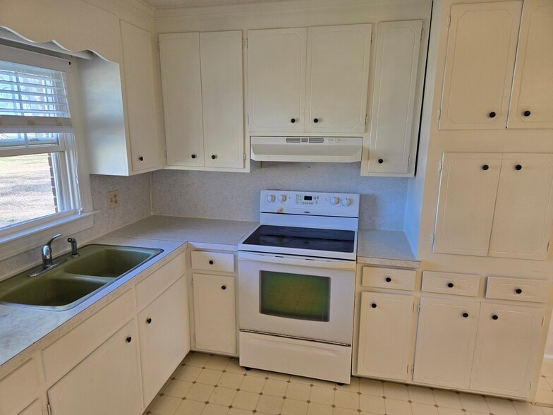 Building Photo - 10025 N Oak St