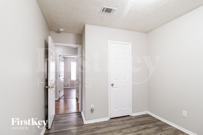 Building Photo - 6450 Peppermill Ln