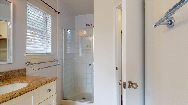 Building Photo - 806 N Willow Dr