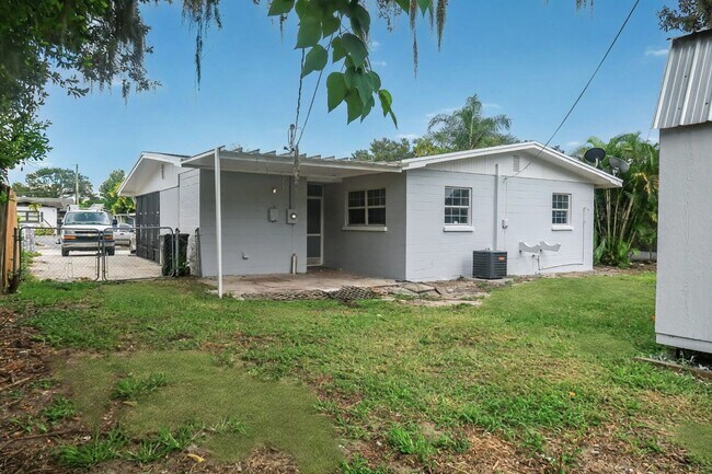 Building Photo - 1/2 OFF 3 Bedroom, 1 Bathroom Home for Ren...
