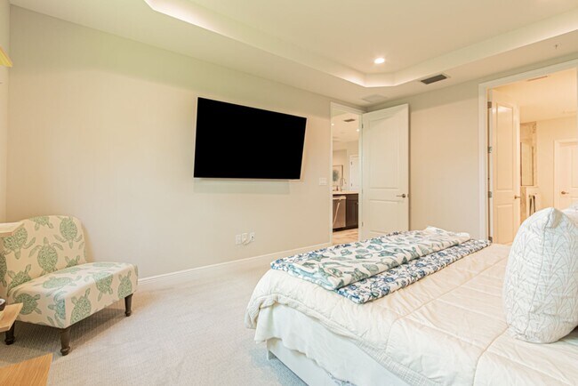 Building Photo - Luxury Naples 2-Bed Home Minutes to Downtown & Beaches | Resort-Style Amenities