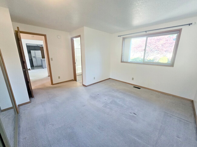 Building Photo - 164 N Harbor St