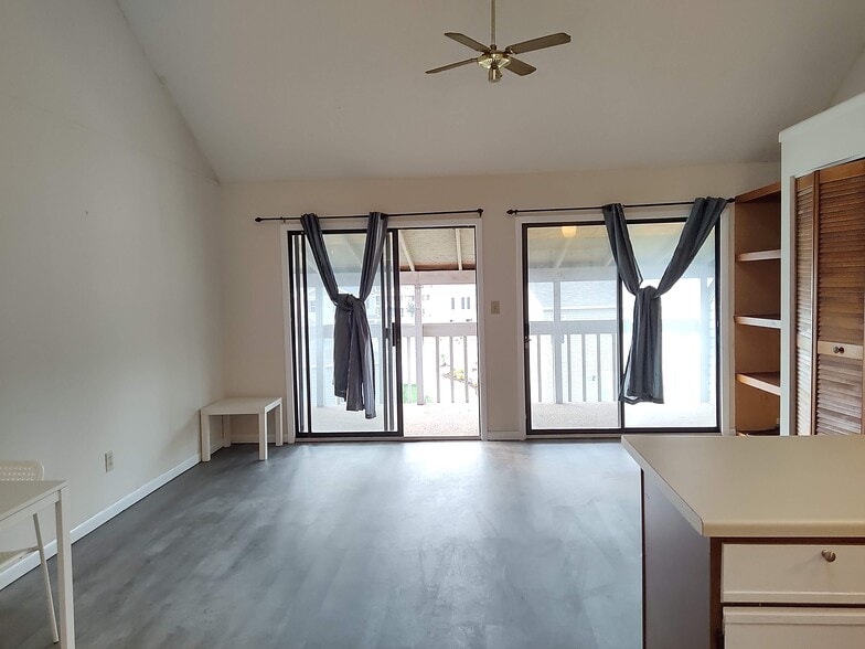 Building Photo - 500 Fairway Village Dr