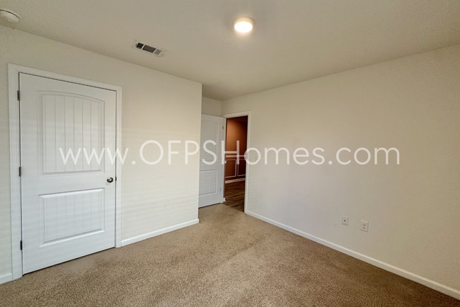 Building Photo - AVAILABLE NOW IN REDSTONE COMMONS