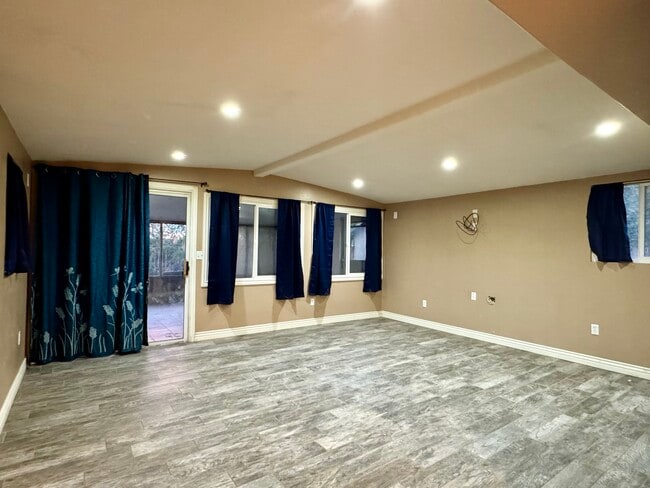 Building Photo - 781 Sherwood Dr