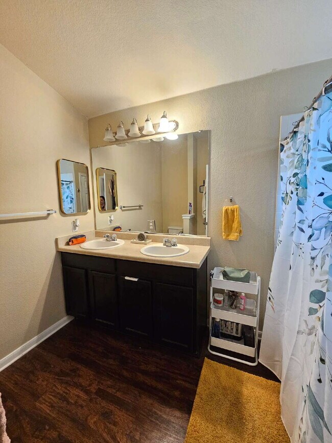 Building Photo - Charming 3-Bed Oasis in Lockhart with Styl...