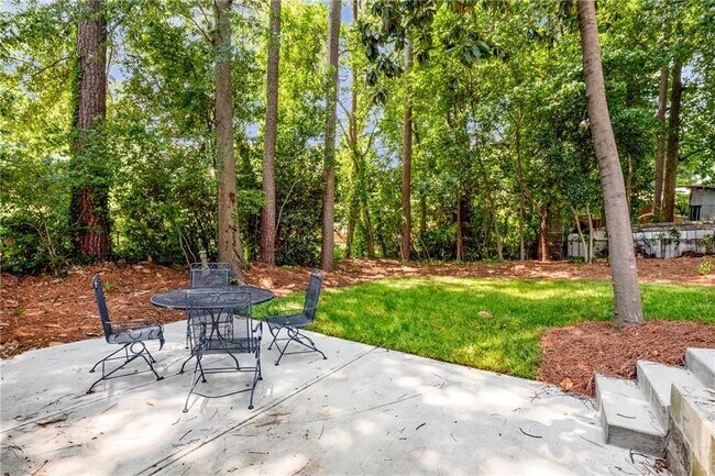 Building Photo - 2563 Beverly Hills Dr