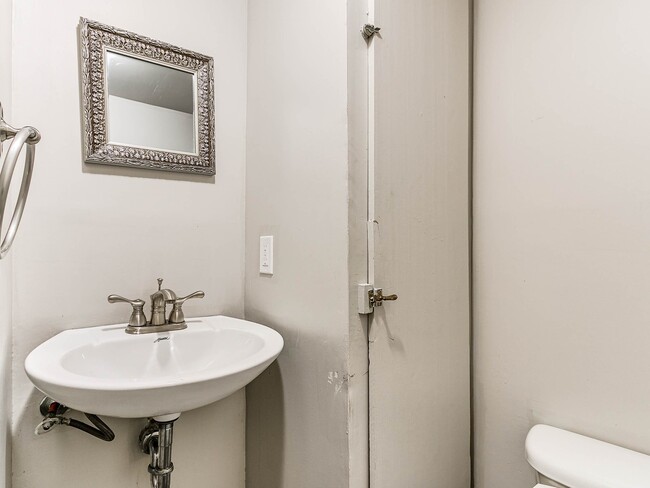 Building Photo - Unique with a Artsy Flare    1Bed + Flex Room /1.5 Bath in Edgemere Park