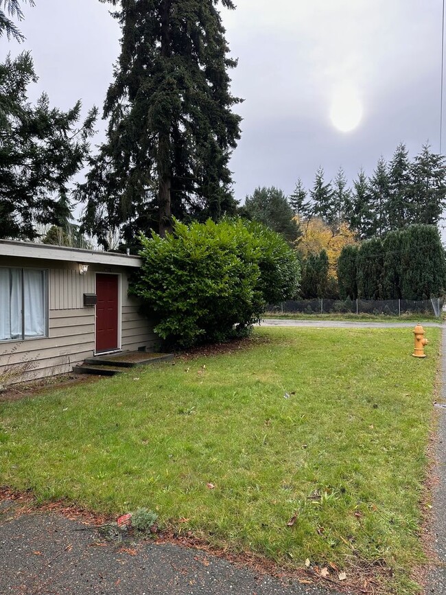 Building Photo - Cozy 3 bedrooms/ 1 bath house in Lynnwood.