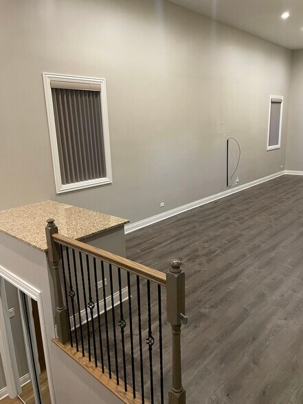 Building Photo - 6027 W Giddings St