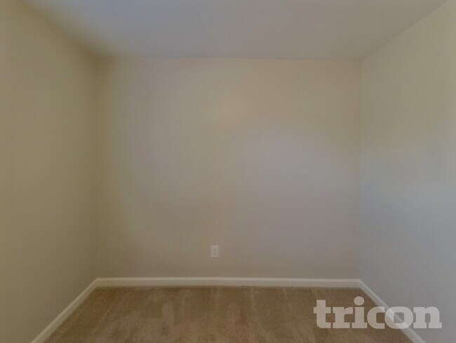 Building Photo - 5819 Hewitt Dr