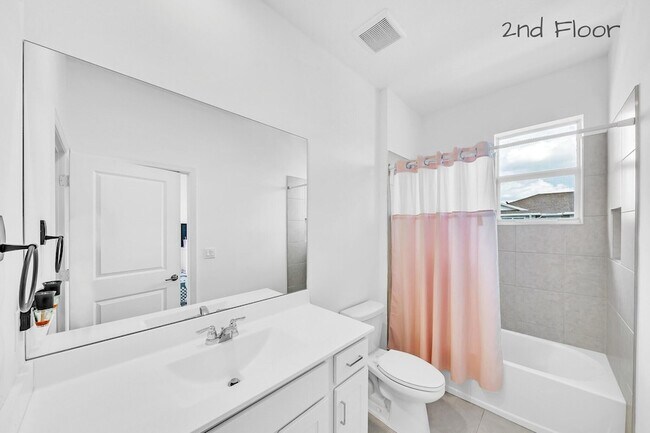 Building Photo - 235 SE Woodbark St