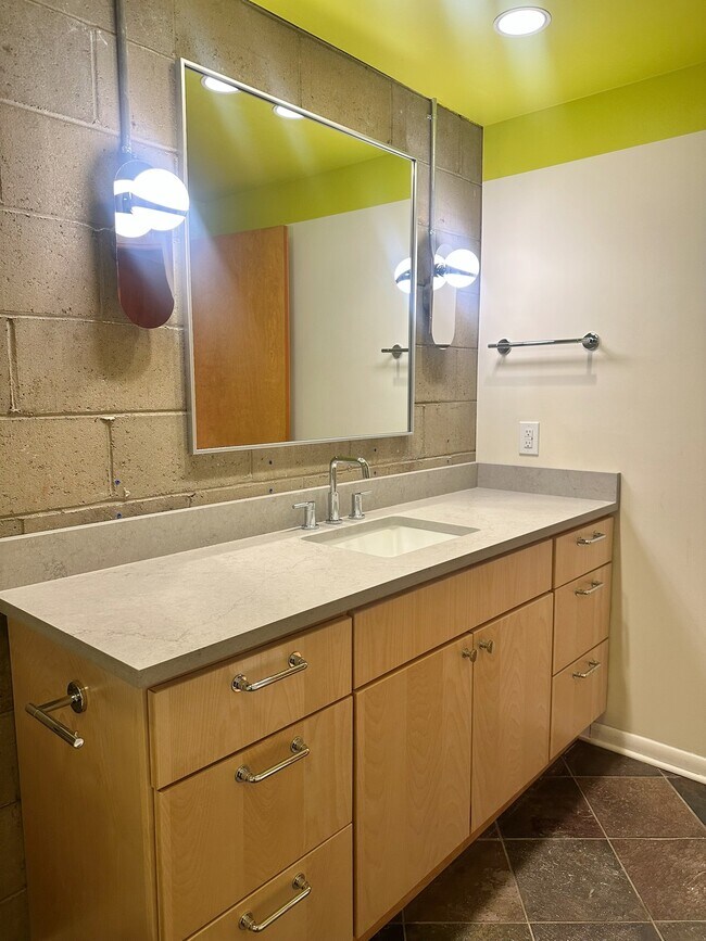 UNIT G - 1232 Sarah St