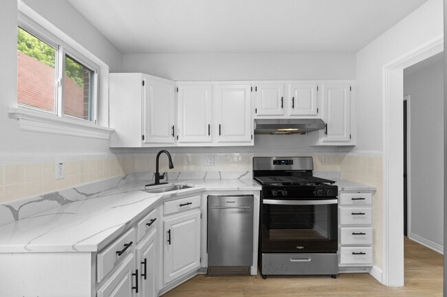 Building Photo - Cozy University City Brick Home with Basement & Off-Street Parking Near WashU & The Loop