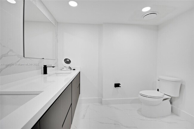 Building Photo - 1800 N Bayshore Dr